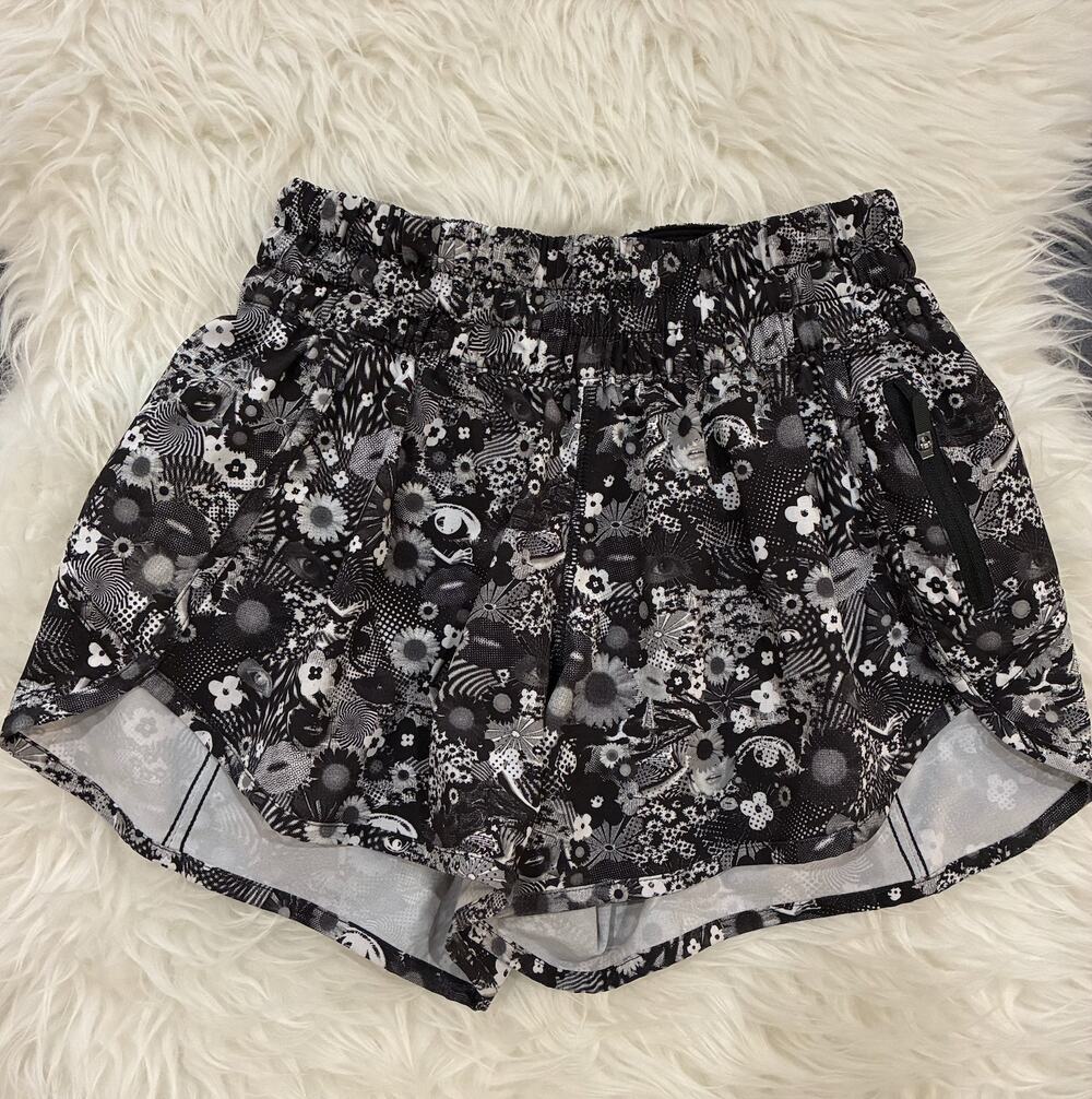 Lululemon Seawheeze Tracker Short V *4" Gray White Black Womens Size 6